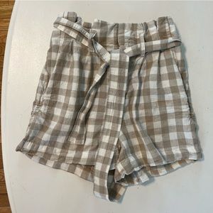 A New Day tan and white shorts with pockets and tie. XS. C18